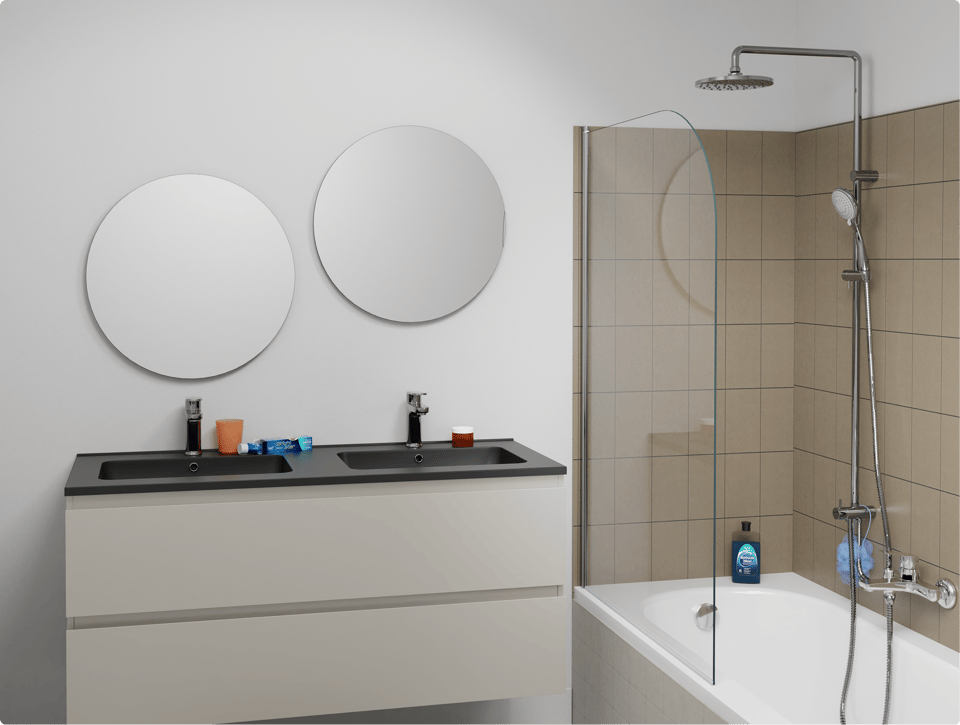 Combinaison bain douche avec baignoire blanche, paroi de bain en verre et colonne de douche chromée contre des carreaux beiges, associée à un meuble suspendu greige avec double vasque et deux miroirs ronds, dans une salle de bains de x²o salles de bains.