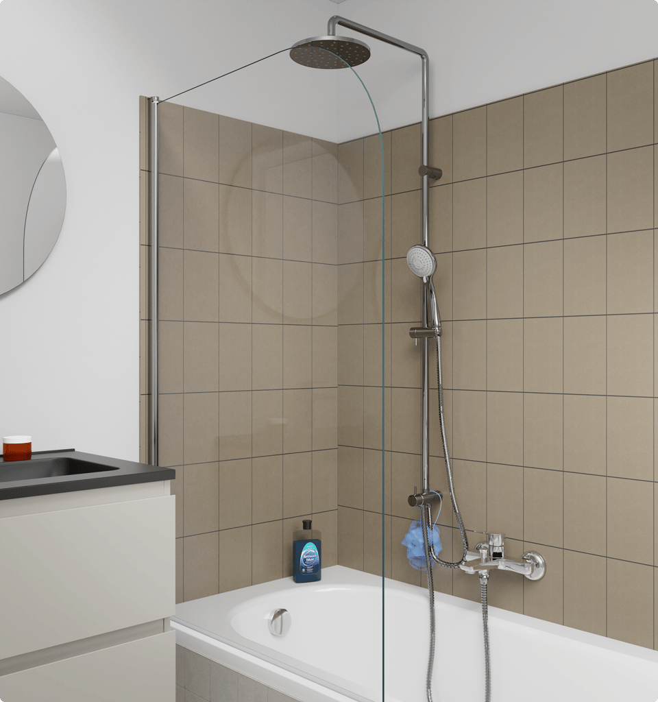 Petite salle de bains avec baignoire et paroi de bain transparente, carrelage mural gris, douche pluie avec douchette, mitigeur de baignoire et meuble lavabo à côté du bain, disponible chez x²o salles de bains.