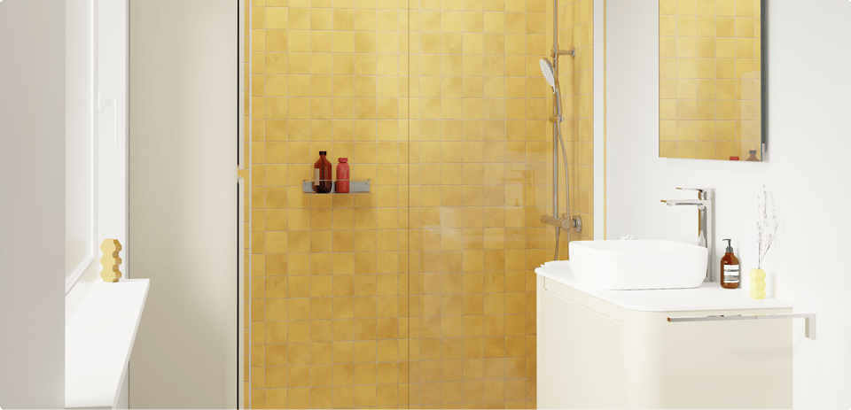 Paroi de douche jaune et meuble de salle de bains sable selon les tendances salle de bains 2026 de X²O Salles de bains