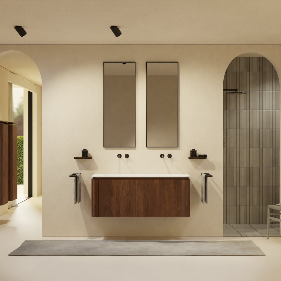 Minimalistische badkamer met houten wastafelmeubel, twee spiegels, zwarte kranen, een doucheruimte met tegelwerk en een neutrale vloermat.