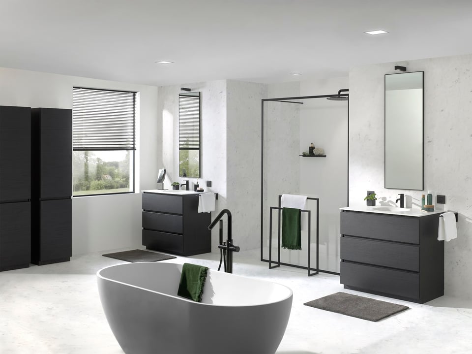 Ruime badkamer met twee zwarte wastafelmeubels, een inloopdouche en een vrijstaand bad in modern design.