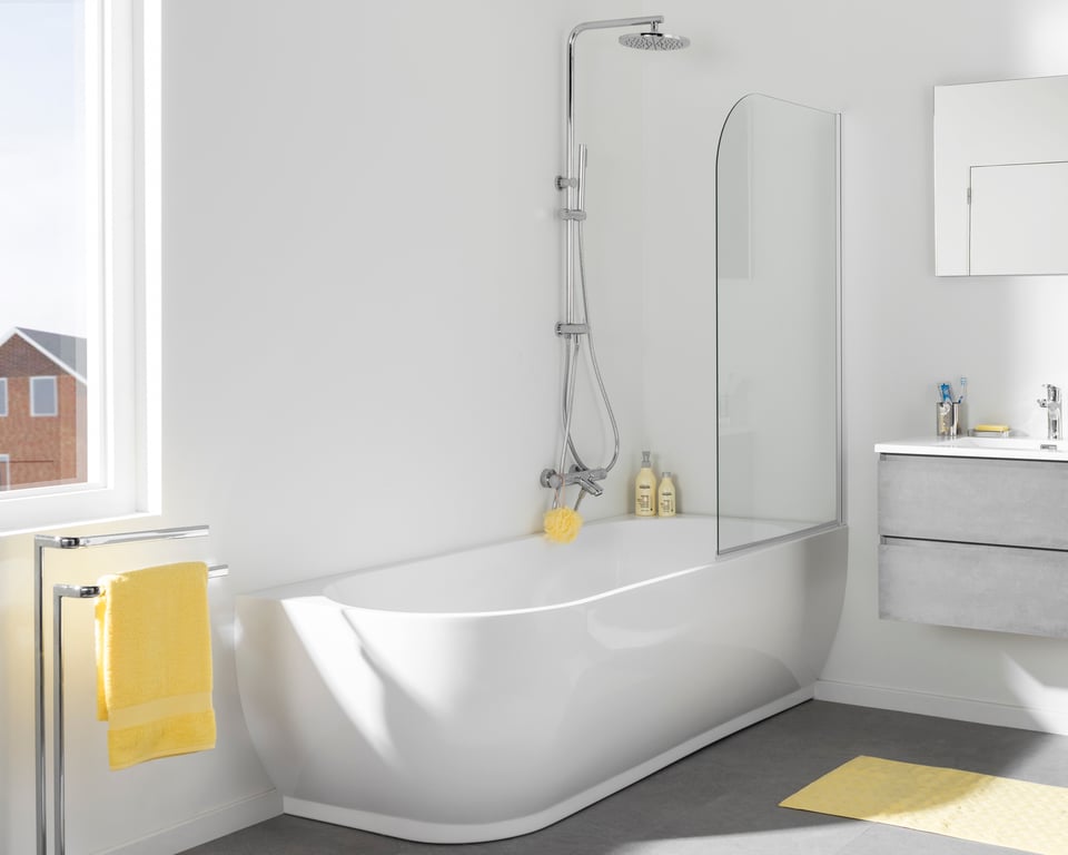 Badezimmer mit freistehender Badewanne, Glas-Duschwand, gelben Handtüchern und modernem Waschbecken.