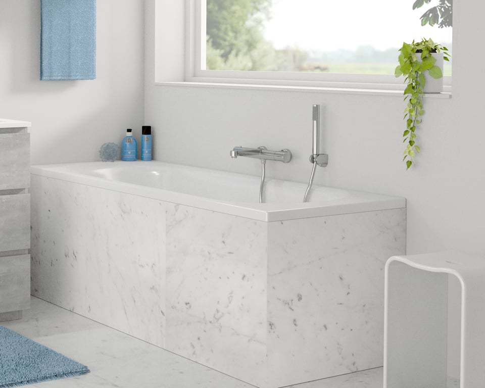 Marmorbad mit modernem Wasserhahn, blauen Handtüchern und Pflanzen für ein frisches Design.