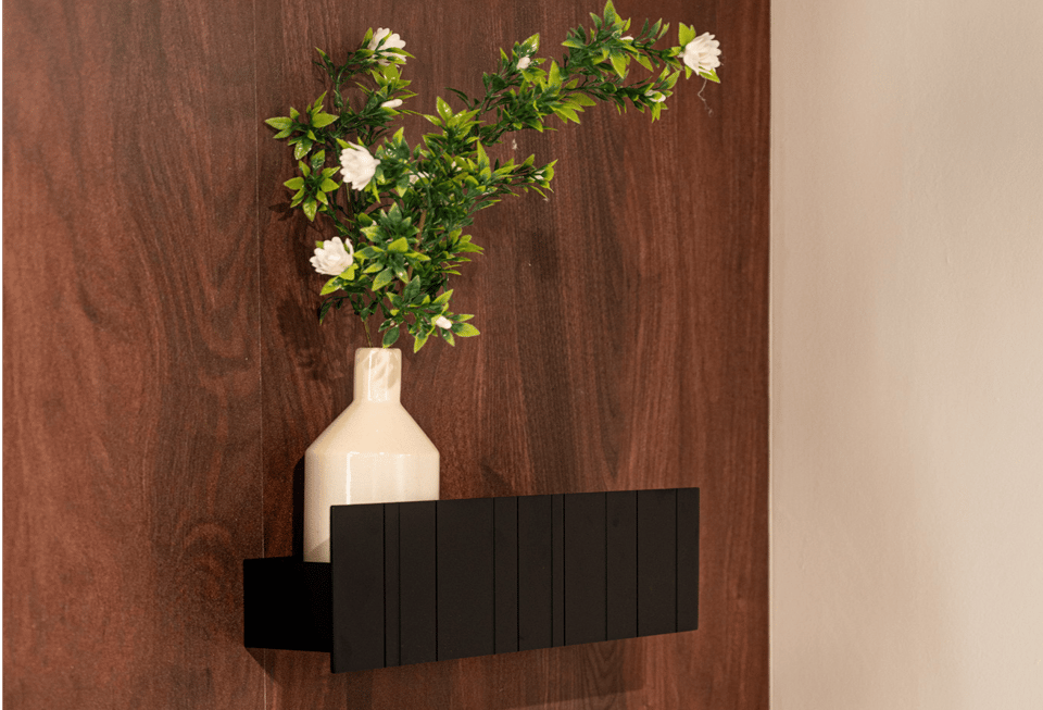 Image en collage montrant une salle de bains conçue par x²o salles de bains avec une baignoire îlot blanche, des accents en bois chaud, un meuble double vasque et des miroirs aux formes organiques avec robinetterie noire.