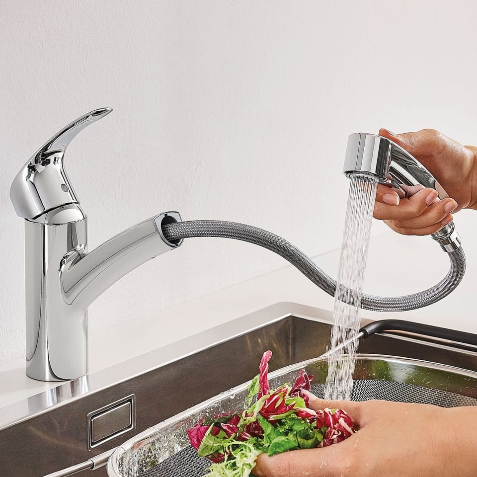 Chromen keukenmengkraan met een uittrekbare handdouche, gebruikt voor het wassen van groenten.