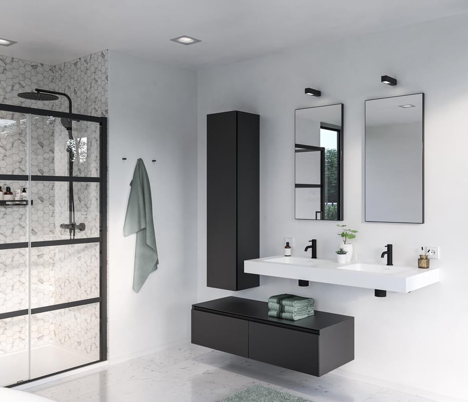Een moderne badkamer met dubbele wastafel, zwarte kranen en een glazen douchewand.