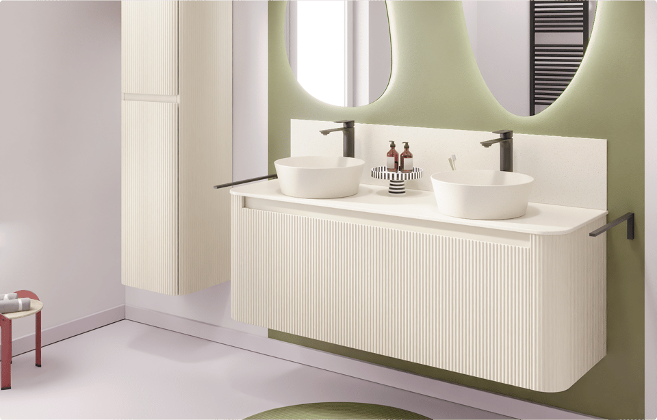 Kleine moderne badkamer met dubbele witte waskom, beige tegels, ruime inloopdouche en zwarte handdoekradiator. Slim ingericht door x²o badkamers.