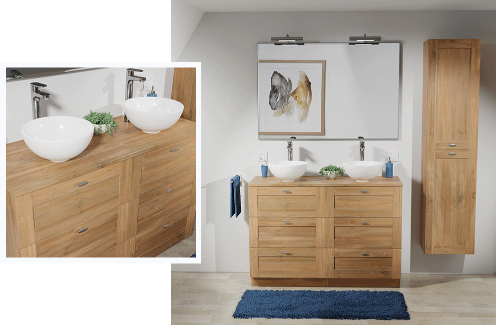 Badezimmer mit Holz-Waschbeckenmöbel, Doppelwaschbecken, moderner Beleuchtung und Stauraum.